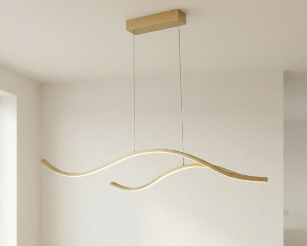 La suspension multiple LED linéaire ondulée minimaliste dorée suspendu au plafond pas deux câbles métalliques.