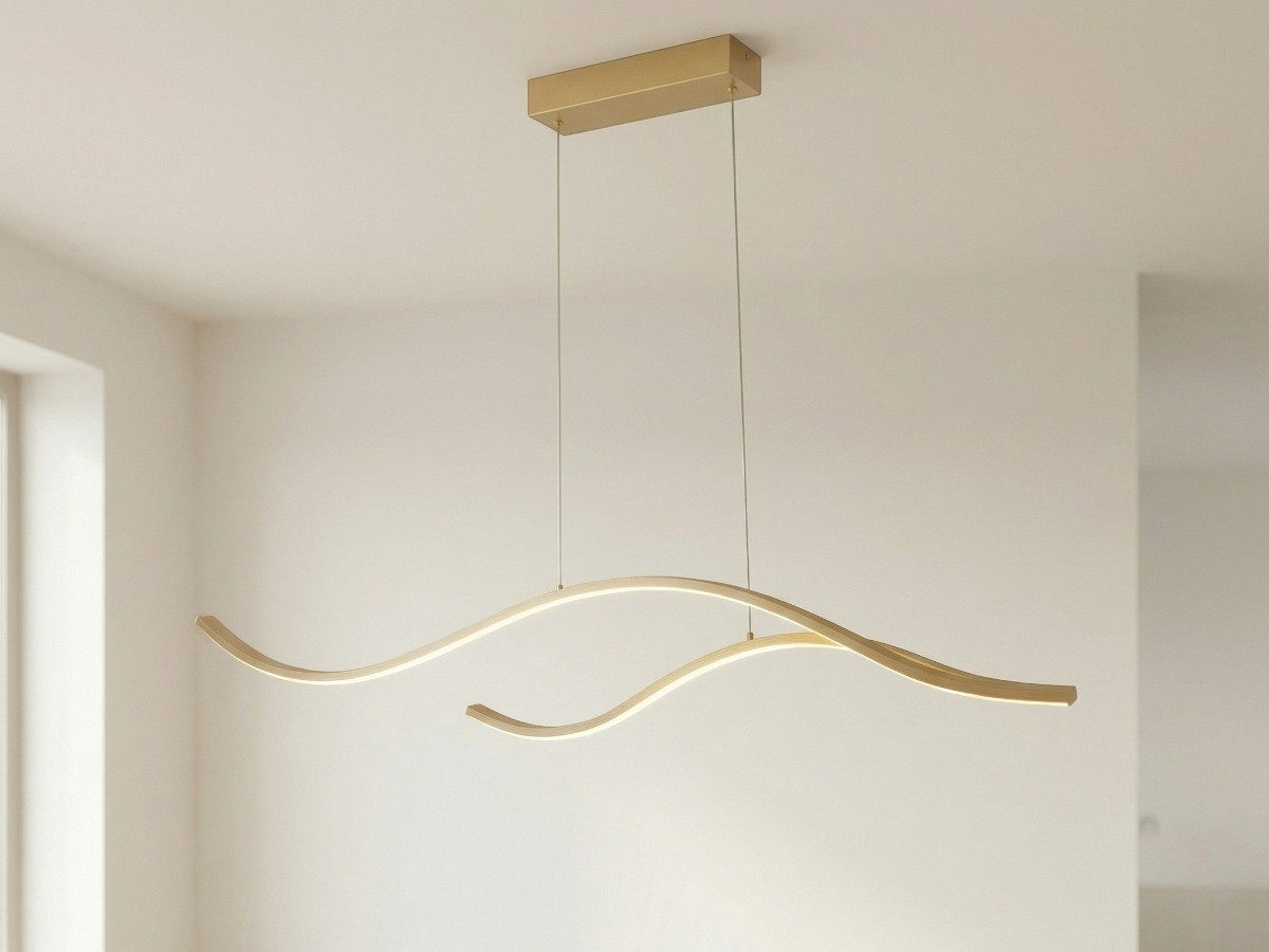 La suspension multiple LED linéaire ondulée minimaliste dorée suspendu au plafond pas deux câbles métalliques.