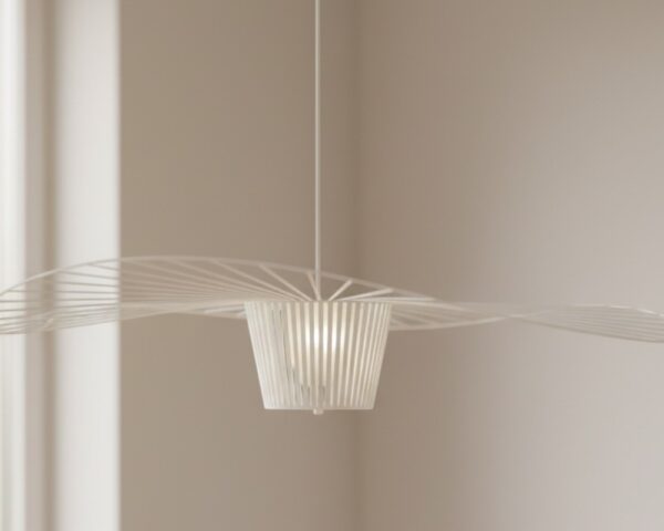La suspension ellipse filaire design suspendue dans un salon minimaliste, de couleur blanche et à la structure métallique ajourée.