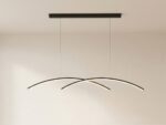 La suspension LED design croisée arquée noire en métal suspendue à deux câbles sur fond clair.