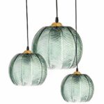 Trois suspensions en verre nervuré vert design nordique, avec abat-jour ronds en verre strié vert pâle et câbles noirs, sur fond blanc.