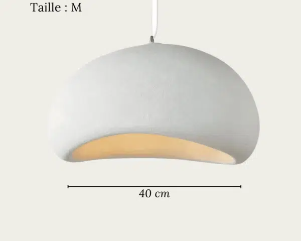 Une suspension Wabi-Sabi japonaise en résine blanche, en forme de galet arrondi, diffuse une lumière douce et chaude sur un fond clair.
