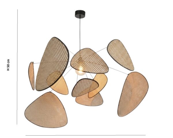 Une suspension en rotin tressé design bohème naturelle au-dessus d’une table, avec plusieurs abat-jour ajourés en rotin dans une salle à manger lumineuse.
