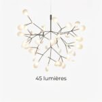 Une suspension LED à branches florales design contemporain avec des petites lumières en forme de feuilles, suspendue sur fond sombre.