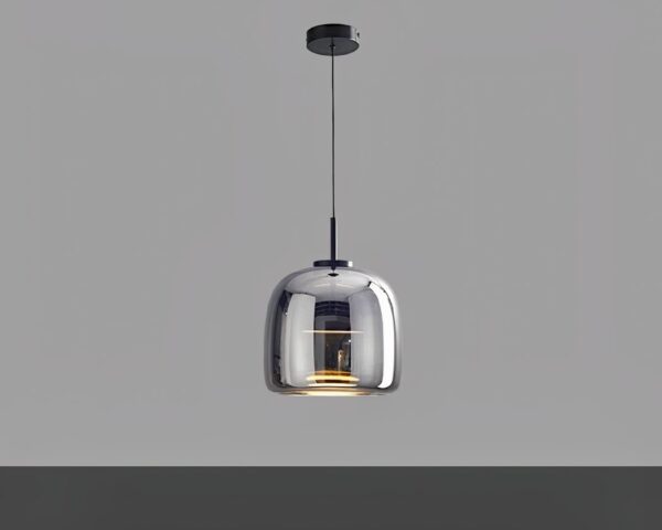 Suspension vintage en verre au design nordique allumée dans un intérieur