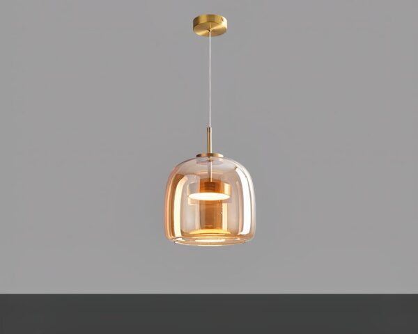 Suspension vintage en verre au design nordique allumée dans un intérieur