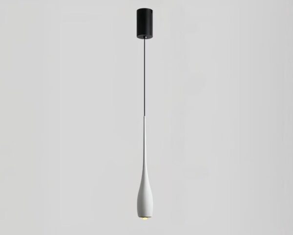 Suspension goutte d'eau LED décorative et raffinée sur fond gris.