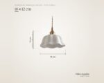 Dimensions de la suspension en céramique blanche à bord ondulé : 18 cm de diamètre, 12 cm de haut douille comprise